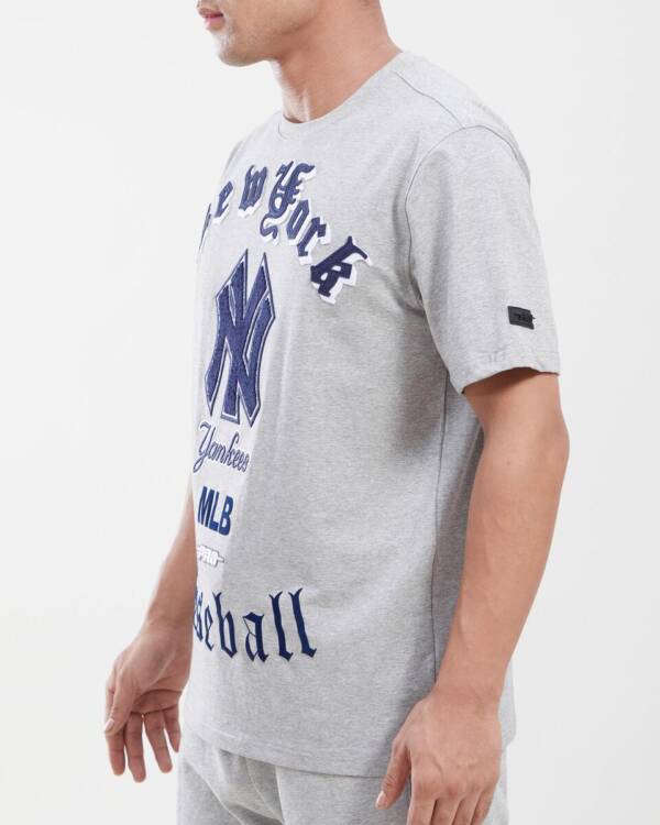 NEW YORK YANKEES OLD ENGLISH SJ GRAY TEE - Image 3