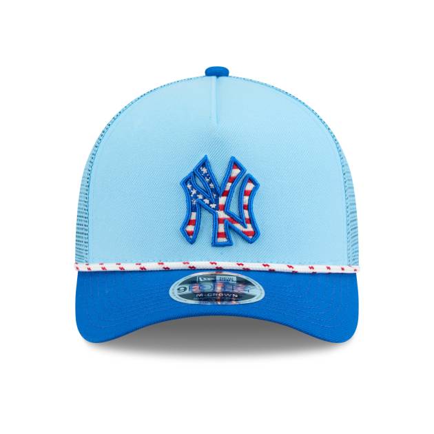 NY YANKEES NEW ERA 9FORTY MEN'S  2025 FOURTH OF JULY  A-FRAME M-CROWN ADJUSTABLE TRUCKER HAT LIGHT BLUE/BLUE