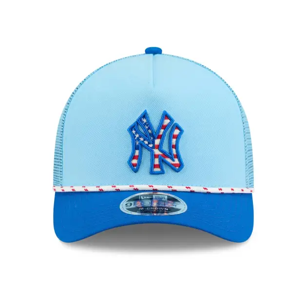 NY YANKEES NEW ERA 9FORTY MEN'S  2025 FOURTH OF JULY  A-FRAME M-CROWN ADJUSTABLE TRUCKER HAT LIGHT BLUE/BLUE